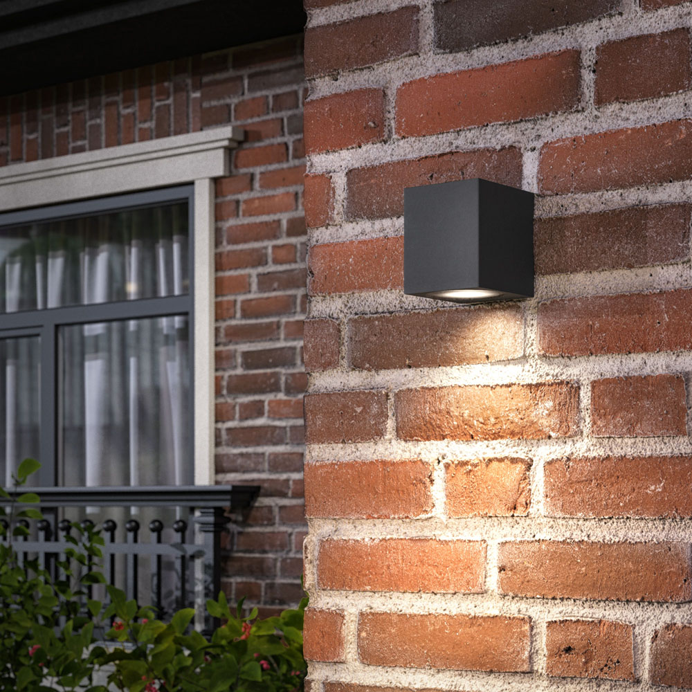 Outdoor_Wall_Scene_4_Lido-Short-Black_HR.jpg, muurlamp, buitenverlichting, wandlamp, rock-achtige kubus, brick-wall